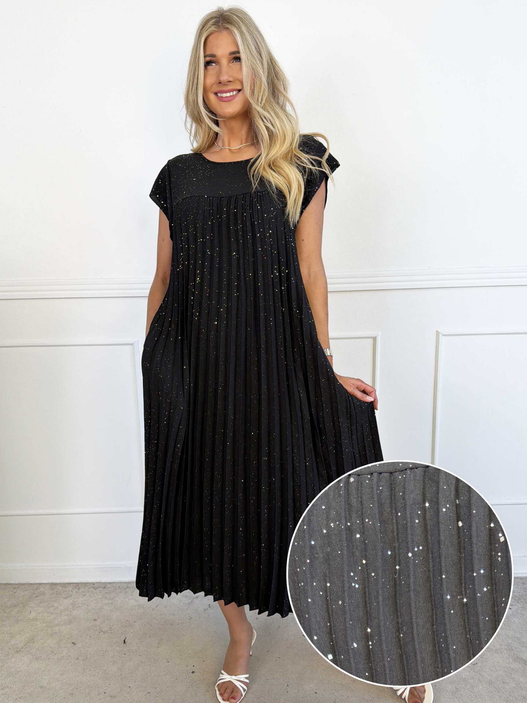 Nancy Glitter - Lang plus size kjole med plisseringer og lommer